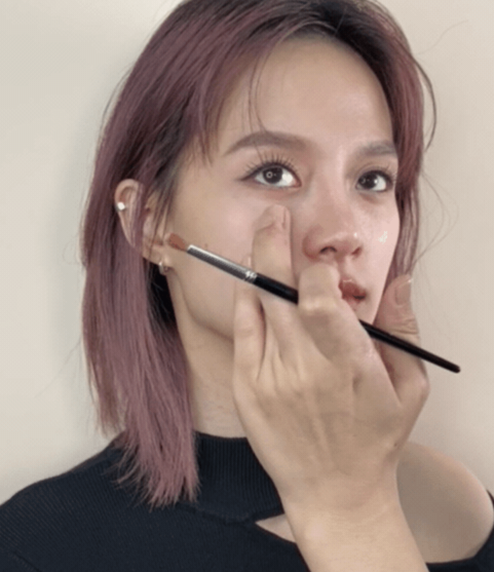 用遮瑕刷將遮瑕膏少量多次覆蓋，然後用指腹以「輕輕點拍」方式暈染開。